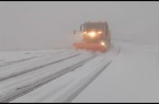 Știri de azi | CNAIR: Condiţiile meteorologice nefavorabile închid temporar circulaţia pe Transfăgărăşan / Stratul de zăpadă are 30 de centimetri - Știri de azi | 