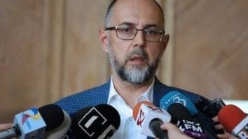 Știri de azi | Kelemen Hunor: Din păcate ne spălăm cu toţii pe cap cu acest deficit. Oricine poate să se retragă de la guvernare. Dacă cineva crede că, în acest moment, e o mare bucurie şi fericire să stai în Executiv sau să fii în coaliţie, greşeşte - Știri de azi | 