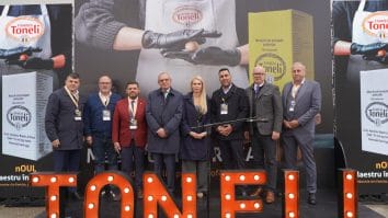 oficialii prezenți la inaugurarea Fabricii de Ouă Lichide Toneli în Dâmbovița