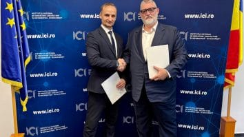 Știri de azi | Tehnologii duale și cerințe NATO – workshop ICI București | Adrian Victor Vevera împreună cu Conf. univ. dr. ing. Alin Diniță, la semnarea memorandumului de cooperare din cadrul 'The Defense Industry Facing Dual Use Technologies and NATO Requirement'