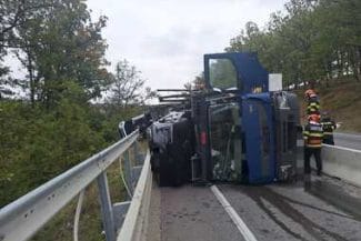 Știri de azi | UPDATE – Mehedinţi: Traficul rutier, blocat pe DN 6, după ce un TIR care transporta autoturisme s-a răsturnat – FOTO - Știri de azi | 