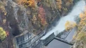 Știri de azi | Argeş – Exerciţiu de deversare controlată a apei din lacul de acumulare Vidraru. Vor fi eliberate debite în creştere, pentru a verifica modul în care albia râului Argeş poate prelua, în siguranţă, volumele evacuate / Apel către locuitori şi turişti - Știri de azi | 