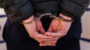 Știri de azi | Neamţ: Poliţişti ameninţaţi cu topoarele de doi bărbaţi care erau supăraţi că li s-a cerut că dea muzica mai încet / Un poliţist a tras un foc de avertisment / Bărbaţii au fost reţinuţi pentru 24 de ore - Știri de azi | 