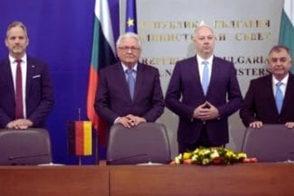 bulgaria-rheinmetall-fabrica-de-munitie-novjpg - Știri de azi Știri de azi | Bulgaria semnează un contract istoric cu gigantul german Rheinmetall în vederea înfiinţării unei fabrici de muniţie, o investiţie de o jumătate de miliard de euro. Boiko Borisov îşi asumă meritul şi anunţă că l-a înfrânt pe Viktor Orban în competiţia atra - Știri de azi |