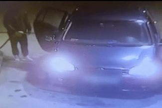 captura-de-ecran-2025-10-10-121622png - Știri de azi Știri de azi | Un bărbat a intrat într-o benzinărie din Timişoara, a turnat carburant pe el şi pe maşina sa şi a ameninţat că dă foc / A fost oprit de un agent de pază / Bărbatul nu deţine permis şi era băut – VIDEO - Știri de azi |