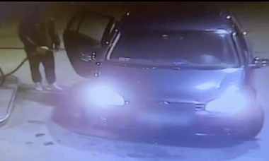 Știri de azi | Un bărbat a intrat într-o benzinărie din Timişoara, a turnat carburant pe el şi pe maşina sa şi a ameninţat că dă foc / A fost oprit de un agent de pază / Bărbatul nu deţine permis şi era băut – VIDEO - Știri de azi | 