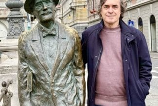 Știri de azi | Mircea Cărtărescu, autoironic lângă statuia lui James Joyce, după anunţul Premiului Nobel pentru Literatură: „Ne uneşte-aceeaşi soartă” - Știri de azi | 