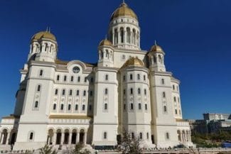 Știri de azi | Mai mulţi credincioşi au încercat să forţeze intrarea în Catedrala Naţională, joi dimineaţă/ Explicaţiile Jandarmeriei - Știri de azi | 