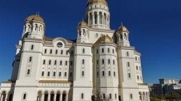 Știri de azi | Mai mulţi credincioşi au încercat să forţeze intrarea în Catedrala Naţională, joi dimineaţă/ Explicaţiile Jandarmeriei - Știri de azi | 