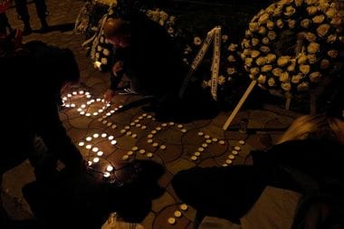 cole2-malina-noroceajpg - Știri de azi Știri de azi | 10 ANI DE LA COLECTIV – Alex şi Bogdan au pierit în urma incendiului de la Colectiv. Pentru părinţii lor, sunt zece ani de durere şi de întrebări fără răspuns - Știri de azi |