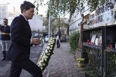 Știri de azi | Preşedintele Nicuşor Dan a depus o coroană de flori şi a aprins o lumânare în memoria victimelor de la Colectiv FOTO - Știri de azi | 