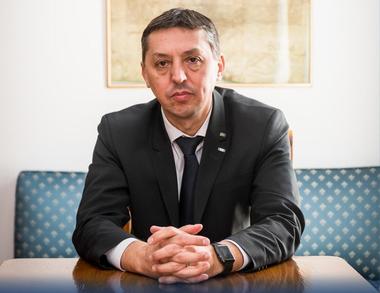 Știri de azi | Daniel David: Am trecut de furtuna fiscal-bugetară, cu multe nemulţumiri, foarte multe justificate. Dar în acelaşi timp, am reuşit să ne salvăm salariile şi bursele până la sfârşitul anului - Știri de azi - Page 88 | 