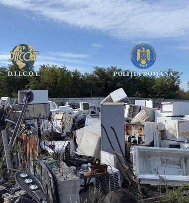 Știri de azi | Trei persoane, arestate preventiv şi alte două, cercetate sub control judiciar în dosarul vizând raportări fictive legate de colectarea şi reciclarea unor deşeuri de echipamente electrice şi electronice/ Alte cinci persoane se sustrag cercetărilor - Știri de azi | 