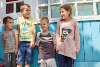 Știri de azi | Raport: Mai mult de o treime dintre copiii români trăiesc în sărăcie/ România, locul trei în topul UE al celei mai mari rate de sărăcie în rândul copiilor/ Fenomenul, în creştere/ Victor Negrescu: Sărăcia unui copil nu e o statistică, ci un eşec colectiv - Știri de azi | 