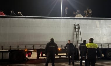 Știri de azi | Poliţia de Frontieră: Migraţia ilegală, în primele nouă luni, în scădere cu 80% faţă de 2023/ În acelaşi interval, au fost prinse 800 de persoane care doreau să intre ilegal în ţară şi 500 care încercau să iasă fraudulos - Știri de azi | 