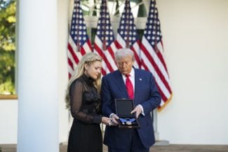 Știri de azi | Trump acordă postum Medalia Prezidenţială a Libertăţii lui Charlie Kirk – FOTO - Știri de azi | 