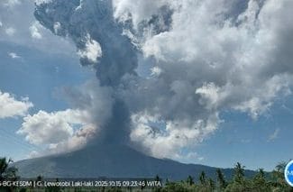 Știri de azi | Muntele Lewotobi Laki-laki din Indonezia erupe din nou, aruncând cenuşă la 10 km înălţime / Oamenii trebuie să evacueze o zonă de şase-şapte kilometri în jurul sitului - Știri de azi | 