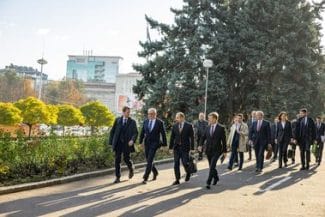 guvernul-munteanu-fbjpg - Știri de azi Știri de azi | R. Moldova – Premierul propus Alexandru Munteanu îşi prezintă echipa şi cere votul de încredere al Parlamentului. Miniştrii de externe şi al apărării din guvernul precedent au fost păstraţi în funcţii - Știri de azi |