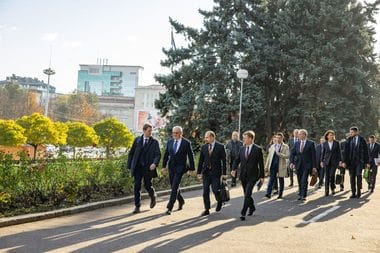 guvernul-munteanu-fbjpg - Știri de azi Știri de azi | R. Moldova – Premierul propus Alexandru Munteanu îşi prezintă echipa şi cere votul de încredere al Parlamentului. Miniştrii de externe şi al apărării din guvernul precedent au fost păstraţi în funcţii - Știri de azi |