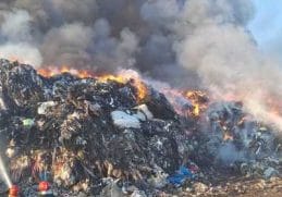 Știri de azi | Prahova: Incendiu puternic, cu degajări importante de fum, la o firmă din Ariceştii Rahtivani. Ard deşeuri pe o suprafaţă de o mie de metri pătraţi – VIDEO - Știri de azi - Page 36 | 