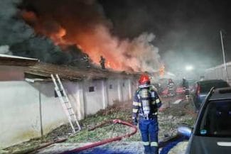 incendiu-hale-svjpg - Știri de azi Știri de azi | Suceava: Incendiu puternic la două hale, în comuna Dumbrăveni/ Intervin pompieri din două judeţe – FOTO, VIDEO - Știri de azi |
