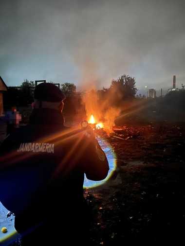 Știri de azi | Bistriţa-Năsăud: Femeie amendată cu 30.000 de lei pentru incendierea necontrolată a deşeurilor, în apropierea unei magistrale de gaz – FOTO - Știri de azi | 