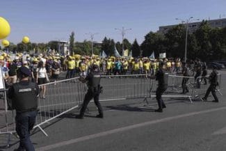 instant-protest-educatie-pv-07-inquam-photos-octav-ganeajpg - Știri de azi Știri de azi | Marile confederaţii sindicale protestează în faţa Guvernului: Nu mai acceptăm să fim victimele unui sistem care promovează austeritatea, incompetenţa şi lipsa de responsabilitate / Restricţii de trafic în Bucureşti / Măsuri dispuse de Jandarmerie - Știri de azi |