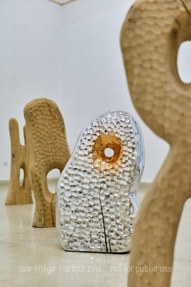 Știri de azi | Expoziţia “Întoarcerea în mit”, o explorare vizuală şi sonoră a spaţiului mitologic românesc, în premieră la Art Safari - Știri de azi | 