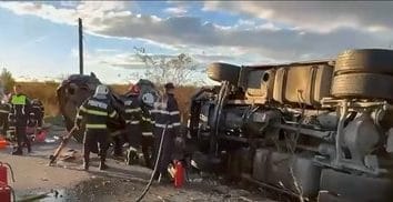 Știri de azi | Accident cu doi morţi în judeţul Iaşi, pe drumul european E85 Un autoturism BMW s-a ciocnit cu un TIR, după ce şoferul autoturismului a efectuat o depăşire pe linie continuă – FOTO - Știri de azi | 
