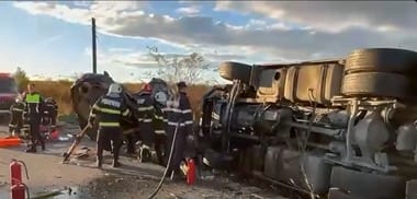 Știri de azi | Accident cu doi morţi în judeţul Iaşi, pe drumul european E85 Un autoturism BMW s-a ciocnit cu un TIR, după ce şoferul autoturismului a efectuat o depăşire pe linie continuă – FOTO - Știri de azi | 
