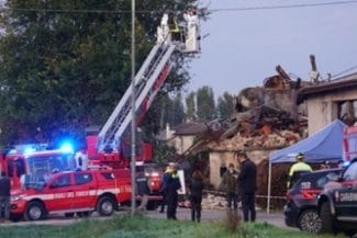 italia-ferma-explozie-evacuare-twjpg - Știri de azi Știri de azi | Trei carabinieri ucişi, 12 agenţi ai forţelor de ordine şi şapte pompieri răniţi în nordul Italiei, în explozia unei locuinţe la Castel d’Azzano, declanşată de trei fraţi agricultori, aflaţi în dificultate financiară, pe care forţele de ordine veniseră să - Știri de azi |