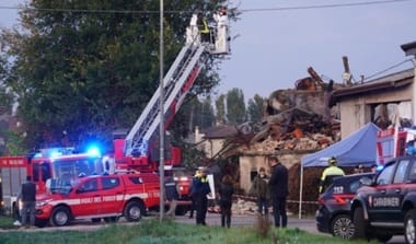 Știri de azi | Trei carabinieri ucişi, 12 agenţi ai forţelor de ordine şi şapte pompieri răniţi în nordul Italiei, în explozia unei locuinţe la Castel d’Azzano, declanşată de trei fraţi agricultori, aflaţi în dificultate financiară, pe care forţele de ordine veniseră să - Știri de azi | 