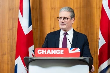 Știri de azi | Keir Starmer critică decizia de a li se interzice fanilor echipei Maccabi Tel Aviv să asiste la meciul cu Aston Villa: “Este o decizie greşită” - Știri de azi | 