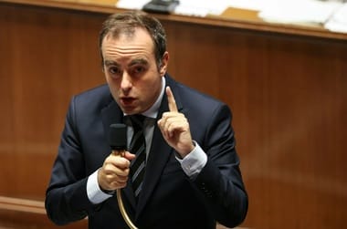 Știri de azi | Guvernul premierului francez Sébastien Lecornu supravieţuieşte primelor două moţiuni de cenzură, depuse de stânga radicală şi extrema dreaptă, respinse cu doar 18 voturi în Adunarea Naţională - Știri de azi | 