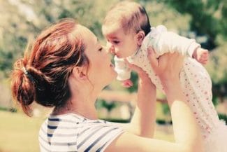 mama-cu-copil-shutterstockjpg - Știri de azi Știri de azi | Experţii propun recunoaşterea psihozei postpartum ca afecţiune psihiatrică distinctă - Știri de azi |