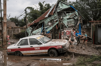 Știri de azi | Bilanţul deceselor cauzate de ploile torenţiale din Mexic a crescut la 47 de morţi. Echipele de salvatori încearcă să redeschidă drumurile - Știri de azi | 