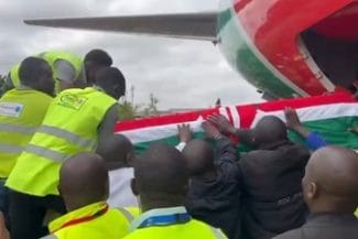 Știri de azi | Scene de haos la Nairobi. Poliţia din Kenya trage cu gloanţe şi gaze lacrimogene asupra mulţimii adunate pentru a vedea trupul fostului prim-ministru Odinga – VIDEO - Știri de azi | 