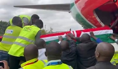 Știri de azi | Scene de haos la Nairobi. Poliţia din Kenya trage cu gloanţe şi gaze lacrimogene asupra mulţimii adunate pentru a vedea trupul fostului prim-ministru Odinga – VIDEO - Știri de azi | 