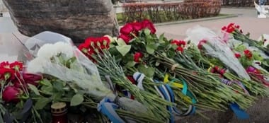 omagiu-diplomati-moscovajpg - Știri de azi Știri de azi | Diplomaţi occidentali au adus un omagiu, la Moscova, victimelor represiunii sovietice. Unele dintre buchetele depuse aveau panglici albastre şi galbene, culorile drapelului ucrainean – FOTO - Știri de azi |