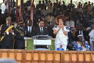 Știri de azi | În vârstă de 92 de ani, preşedintele Camerunului îşi face o rară apariţie publică la un miting electoral pentru realegerea sa pentru un al optulea mandat – FOTO - Știri de azi | 