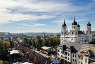 pelerinaj-iasi-14-oct-25jpg - Știri de azi Știri de azi | Pelerinajul de la Iaşi de Sfânta Parascheva: 32.000 de oameni au participat la Sfânta Liturghie. IPS Teofan a premiat trei familii de preoţi care au câte 10, 11 şi 12 copii - Știri de azi |