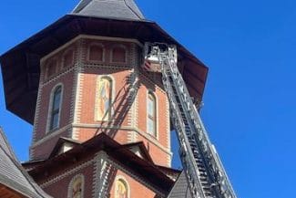 pompieri-biserica-ntjpg - Știri de azi Știri de azi | Neamţ: Pompierii intervin pentru îndepărtarea unor elemente de construcţie în pericol să cadă de pe turla unei biserici din Humuleşti - Știri de azi |