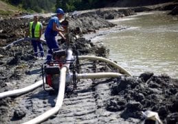 Știri de azi | Radu Miruţă: A fost demis Consiliul de Administraţie de la Salrom şi au fost trimise la DNA adrese cu privire la neregulile constatate / Au cumpărat două combine recondiţionate cu 35 de milioane de lei, iar ele se vând cu 250.000 de euro - Știri de azi - Page 38 | 