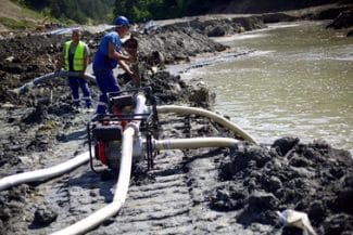 Știri de azi | Sprijin guvernamental pentru angajaţii afectaţi de inundaţiile de la Salina Praid / Câte 9.000 de lei pentru 49 de persoane - Știri de azi | 