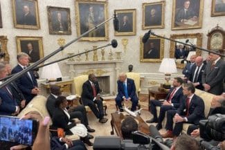 ramaphosa-la-trump-xjpg - Știri de azi Știri de azi | SUA vor limita numărul refugiaţilor la 7.500 şi vor acorda prioritate sud-africanilor albi. Este o scădere dramatică după ce anterior SUA au permis intrarea a sute de mii de persoane care fugeau de război şi persecuţie - Știri de azi |