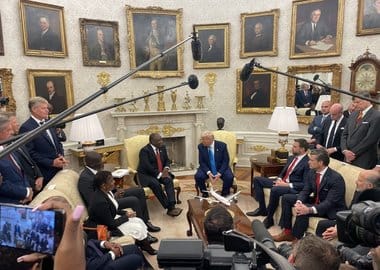 ramaphosa-la-trump-xjpg - Știri de azi Știri de azi | SUA vor limita numărul refugiaţilor la 7.500 şi vor acorda prioritate sud-africanilor albi. Este o scădere dramatică după ce anterior SUA au permis intrarea a sute de mii de persoane care fugeau de război şi persecuţie - Știri de azi |