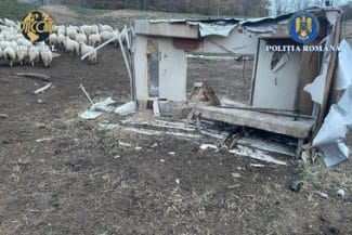 retinutijpg - Știri de azi Știri de azi | Iaşi: Doi bărbaţi au fost reţinuţi după ce au exploatat două persoane să muncească în folosul lor, ţinându-le în condiţii degrandante, fără apă şi electricitate - Știri de azi |