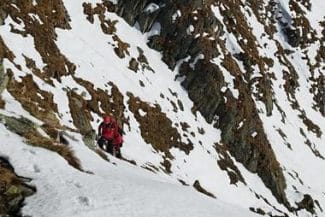 salvamont-sibiujpg - Știri de azi Știri de azi | Doi turişti au murit în Munţii Făgăraş, după ce au alunecat câteva sute de metri pe pantă abruptă. Un al treilea turist a reuşit să se opprească din alunecare şi să scape, fiind preluat de salvamontişti şi dus în siguranţă la Bâlea Lac - Știri de azi |