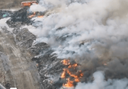 Știri de azi | Prahova: Firma la care a izbucnit incendiul nestins de aproape 24 de ore produce combustibil alternativ din deşeuri şi are autorizaţie. Comisar de Mediu: Nu s-au înregistrat depăşiri în reţeaua naţională, aşteptăm încă rezultate – VIDEO - Știri de azi - Page 54 | 