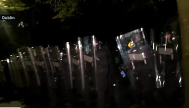 Știri de azi | A treia noapte de tulburări în Dublin. Protestatarii au încercat să atace hotelul pentru solicitanţii de azil - Știri de azi - Page 44 | 